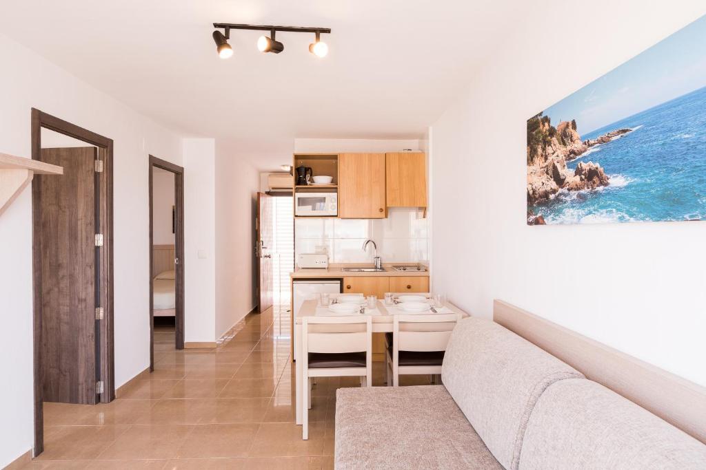 Elegant refurbished holiday apartmens in Ibiza, PLAYA DEN BOSSA – Property Code: MCMLOCA